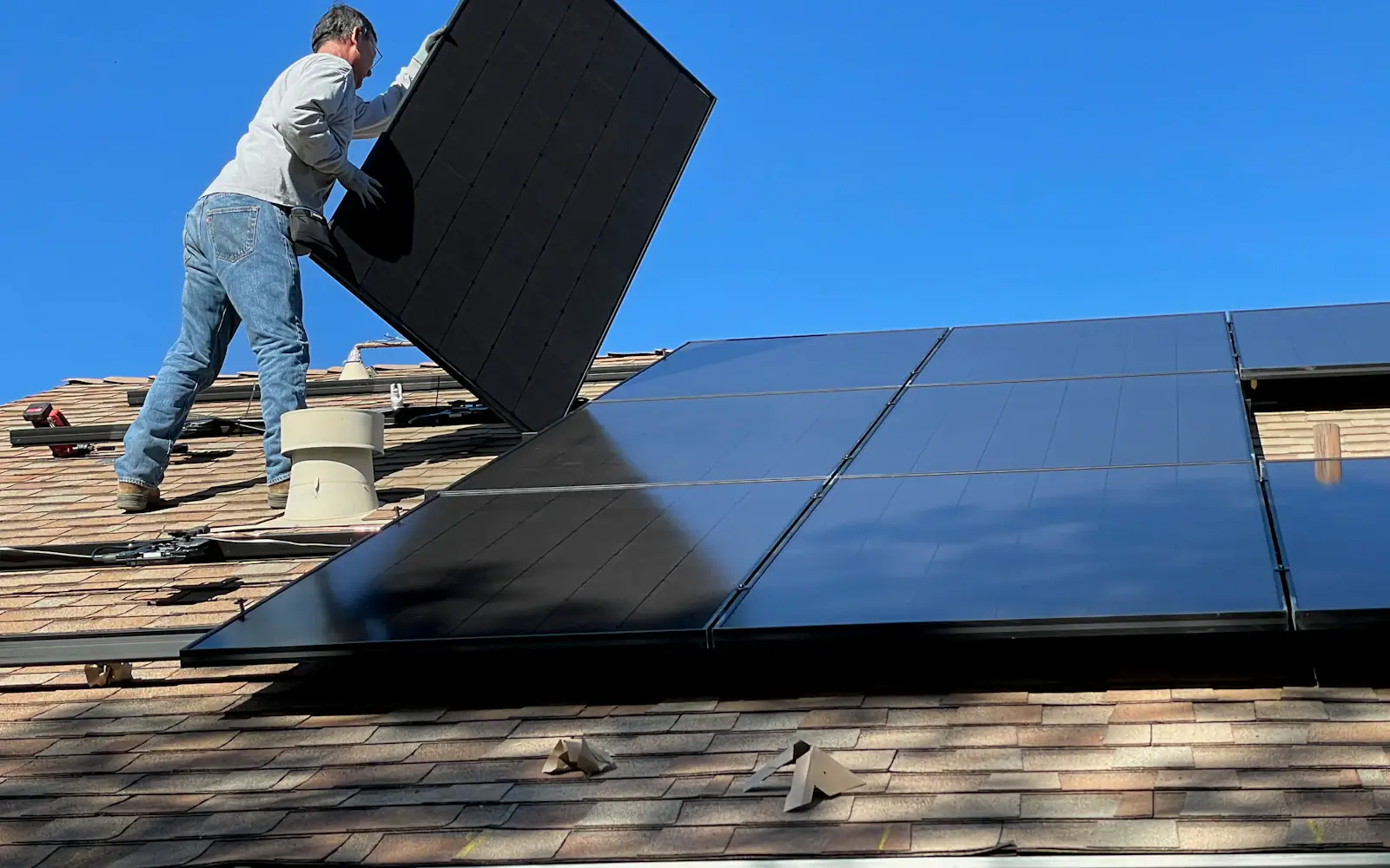 Instalação de painéis de energia solar fotovoltaica em telhado sob céu aberto