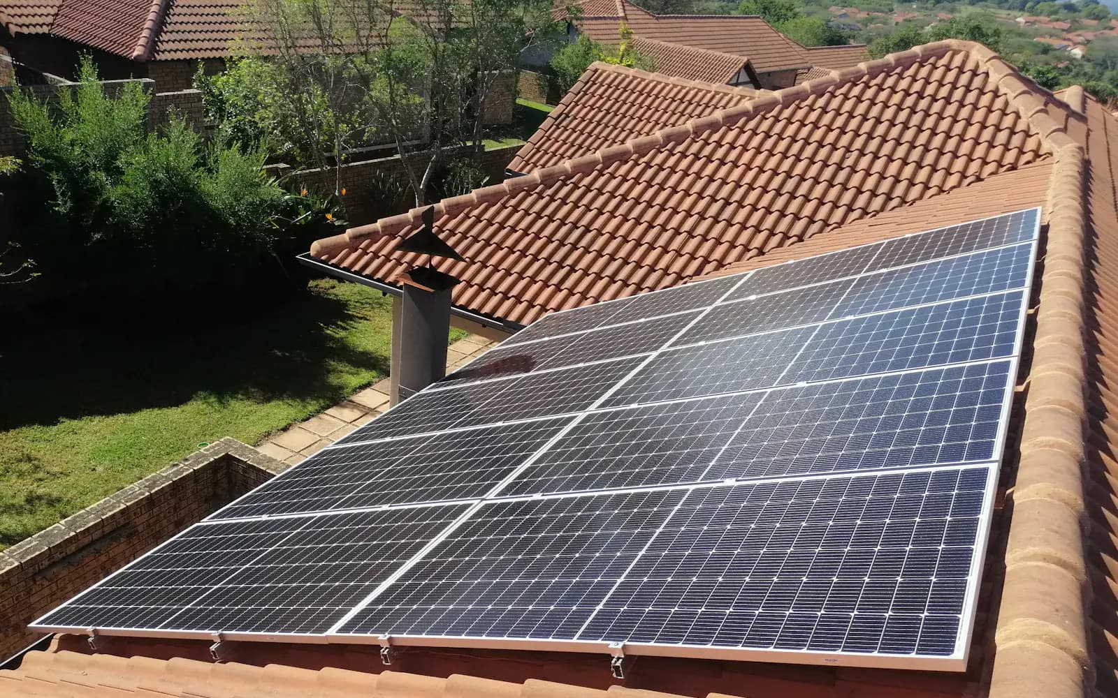 Painéis de energia solar fotovoltaica instalados em telhado de telha de residência
